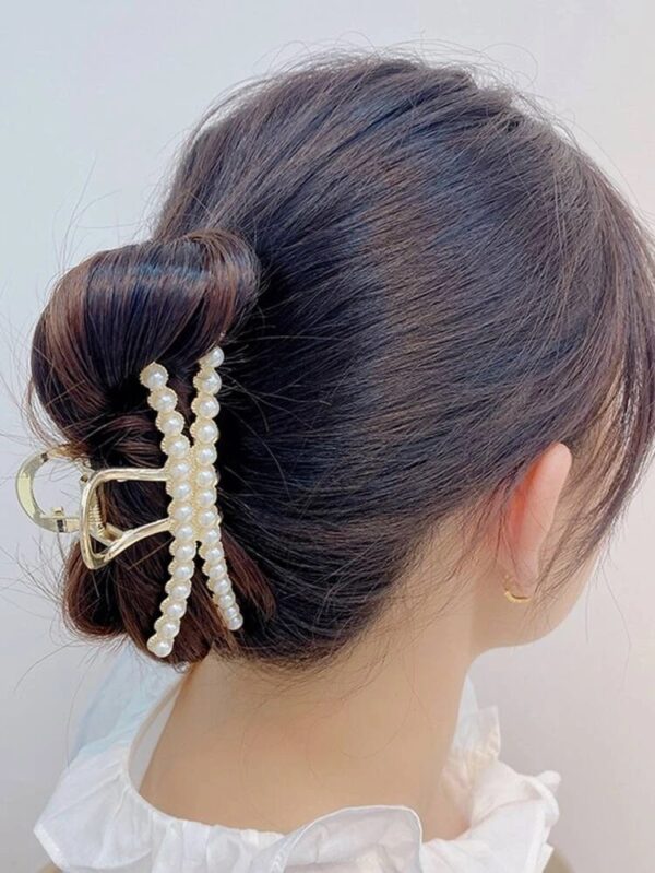 Pearly hair claw